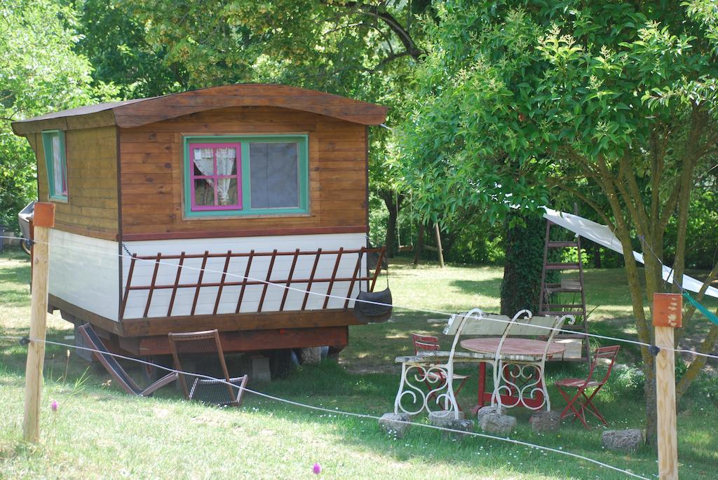 Maison D'Hotes Ainsi Soie T-Il Combovin Rom bilde