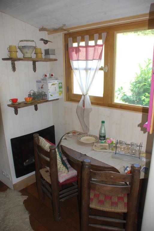 Maison D'Hotes Ainsi Soie T-Il Combovin Rom bilde