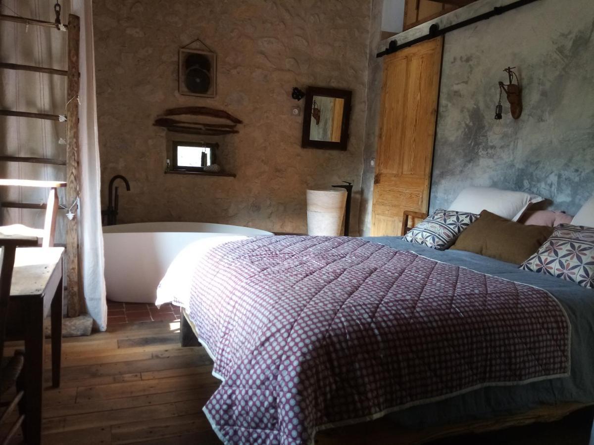 Maison D'Hotes Ainsi Soie T-Il Bed & Breakfast Combovin Eksteriør bilde